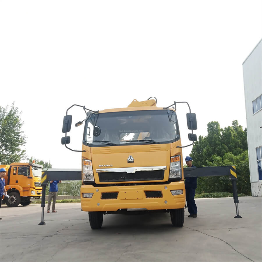 Sinotruk HOWO 4X2 6 Tons Tilt Tray Wrecker Truck With 3.5 Tons Crane