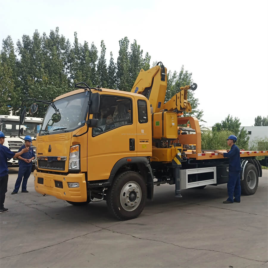 Sinotruk HOWO 4X2 6 Tons Tilt Tray Wrecker Truck With 3.5 Tons Crane