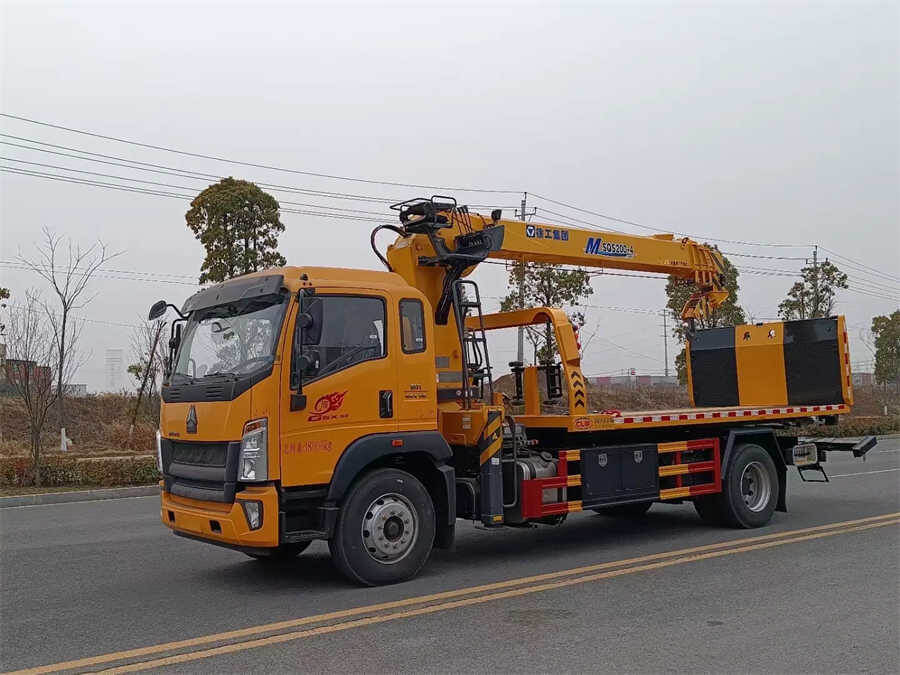 Sinotruk HOWO 4X2 8 Tons Tilt Tray Wrecker Truck With 5Tons Crane