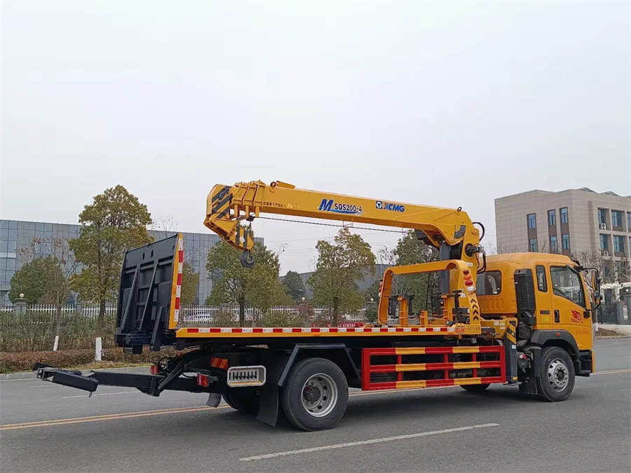Sinotruk HOWO 4X2 8 Tons Tilt Tray Wrecker Truck With 5Tons Crane