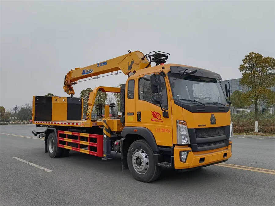 Sinotruk HOWO 4X2 8 Tons Tilt Tray Wrecker Truck With 5Tons Crane