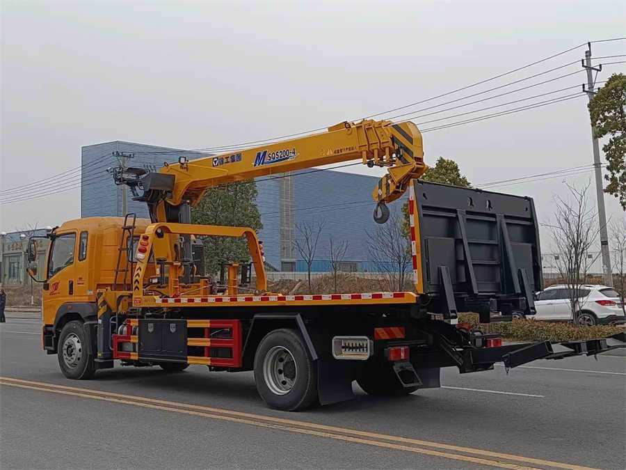 Sinotruk HOWO 4X2 8 Tons Tilt Tray Wrecker Truck With 5Tons Crane