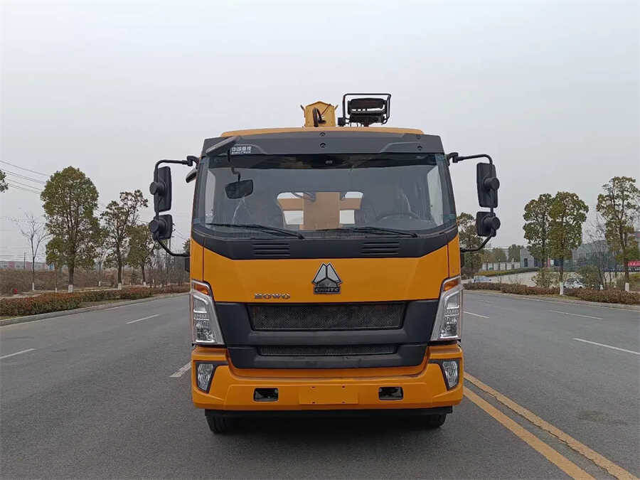 Sinotruk HOWO 4X2 8 Tons Tilt Tray Wrecker Truck With 5Tons Crane