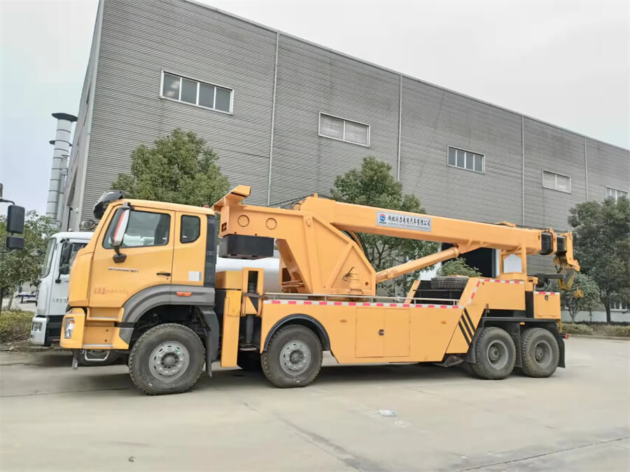 Sinotruk HOWO 8x4 360 Degree Rotary Boom 50T Wrecker Tow Truck
