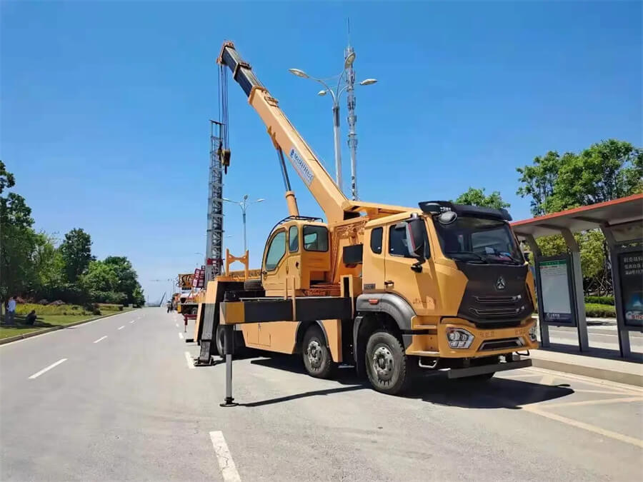 Sinotruk HOWO 8x4 360 Degree Rotary Boom 50T Wrecker Tow Truck