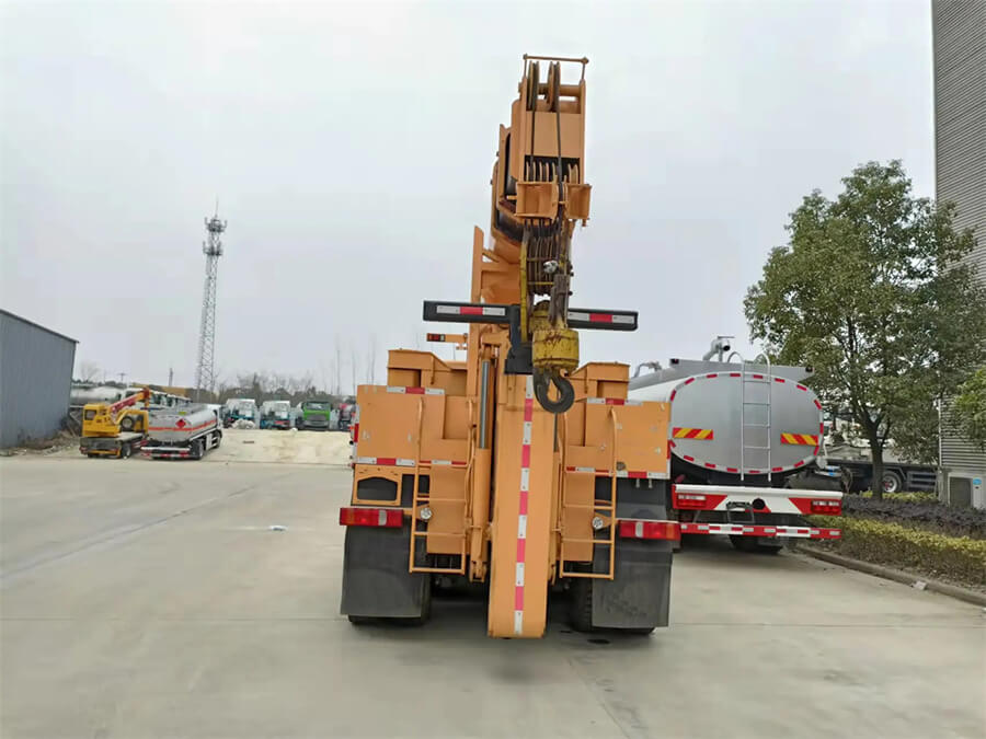 Sinotruk HOWO 8x4 360 Degree Rotary Boom 50T Wrecker Tow Truck