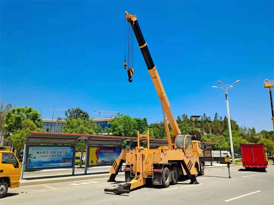 Sinotruk HOWO 8x4 360 Degree Rotary Boom 50T Wrecker Tow Truck