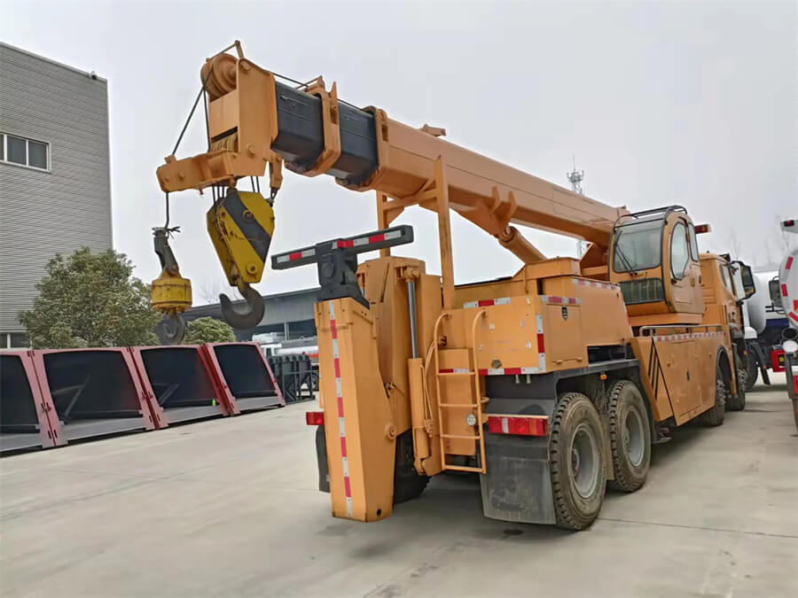 Sinotruk HOWO 8x4 360 Degree Rotary Boom 50T Wrecker Tow Truck