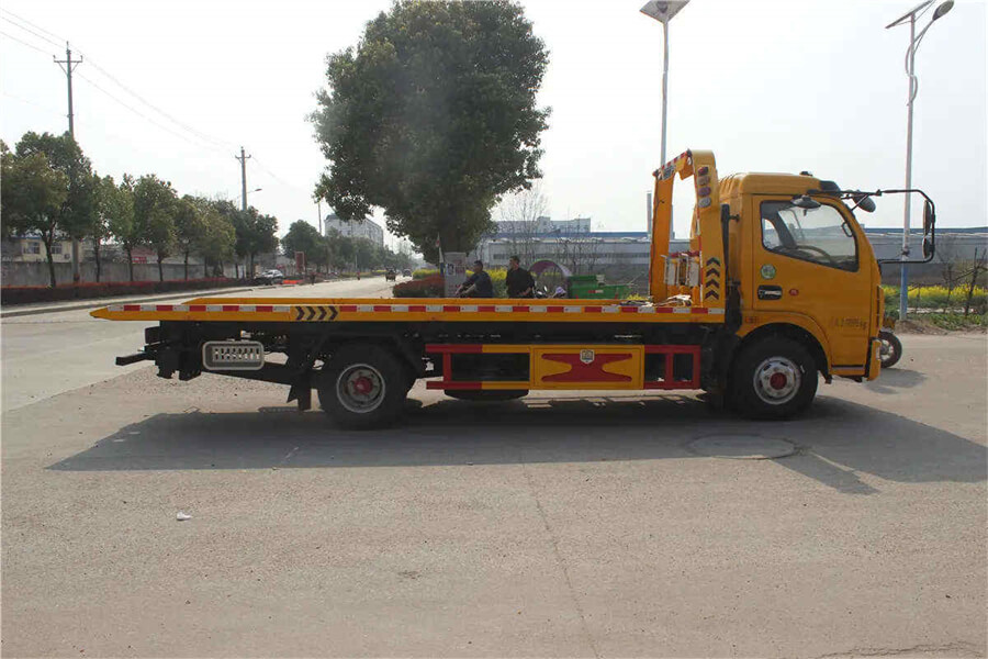 Dongfeng 5ton Towing Trucks Full Landing Bed Low Angle Road Rescue Wrecker Recovery Tow Truck