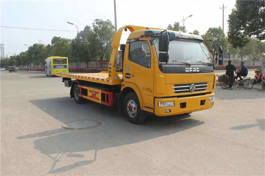 Dongfeng 5ton Towing Trucks Full Landing Bed Low Angle Road Rescue Wrecker Recovery Tow Truck