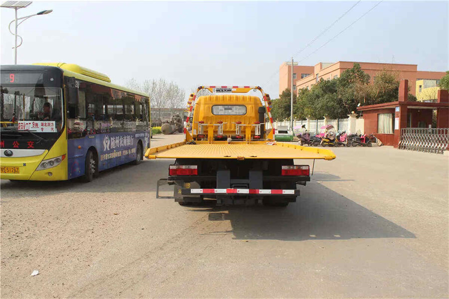 Dongfeng 5ton Towing Trucks Full Landing Bed Low Angle Road Rescue Wrecker Recovery Tow Truck