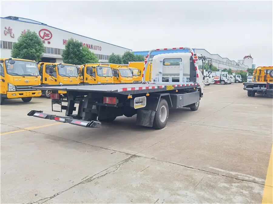Sinotruk HOWO 4X2 3ton 4ton Platform Wrecker Truck Towing Truck for Road Rescue