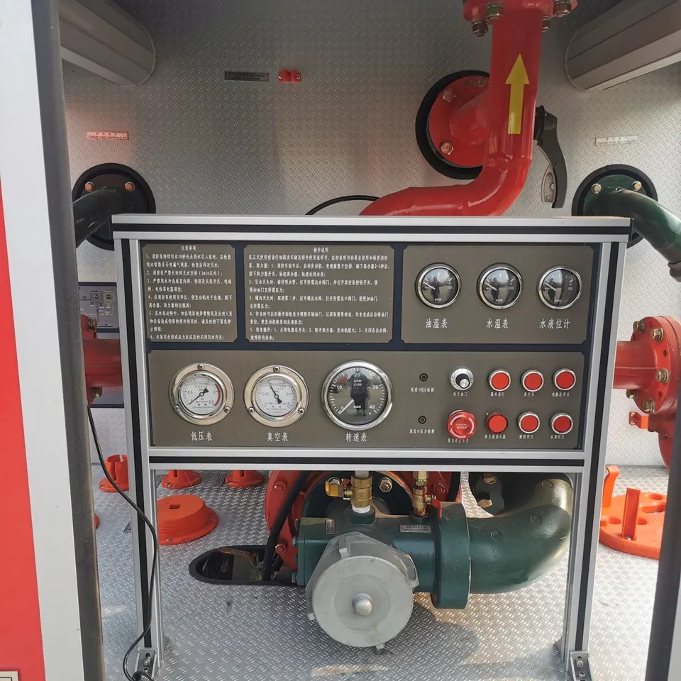 4X2 2000Liters Fire Fighting Water Tank Spraying Truck