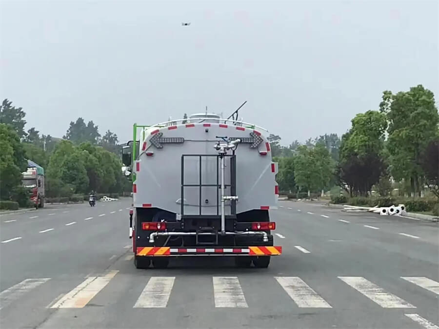 Dongfeng 8Tons Road Washing And Cleaning Truck