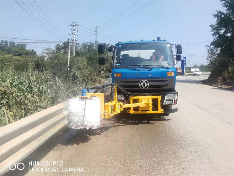 10 Tons Dongfeng Guardrail Cleaning Truck