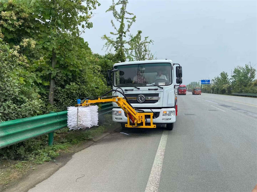 10 Tons Dongfeng Guardrail Cleaning Truck