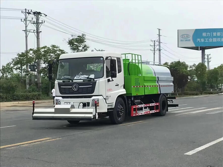 Dongfeng 8Tons Road Washing And Cleaning Truck