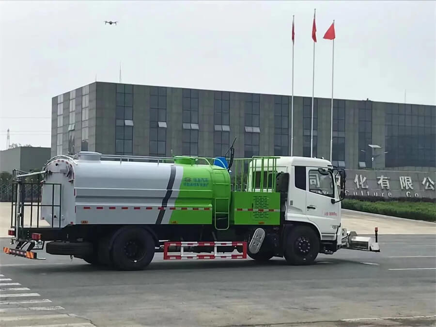 Dongfeng 8Tons Road Washing And Cleaning Truck