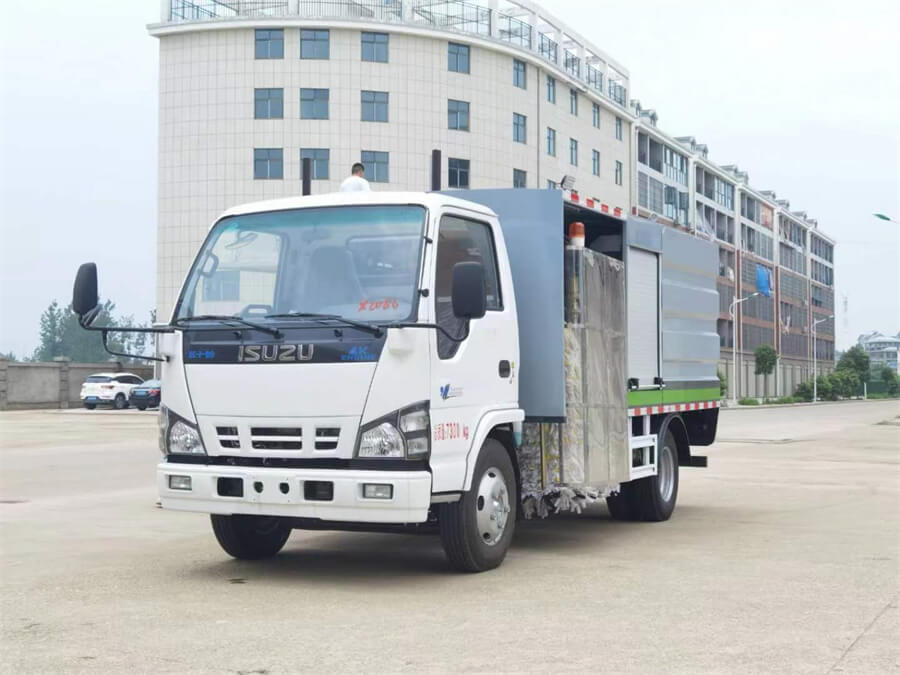 Isuzu guardrail fence washing and cleaning truck