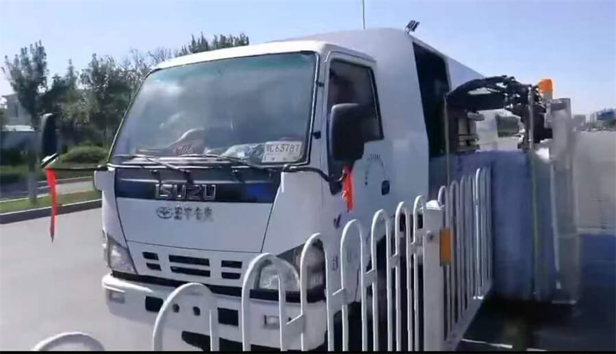 Isuzu guardrail fence washing and cleaning truck