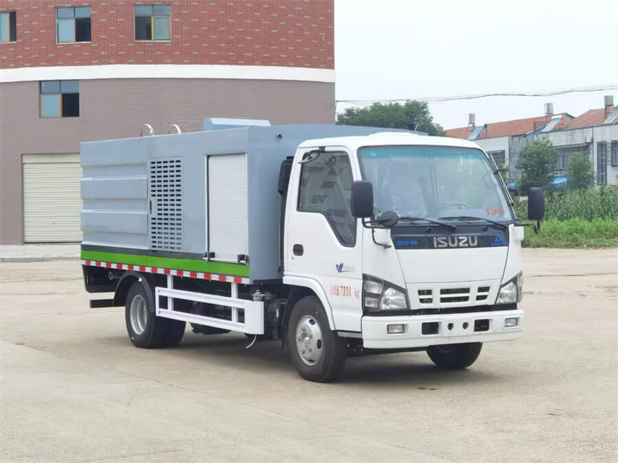 Isuzu guardrail fence washing and cleaning truck