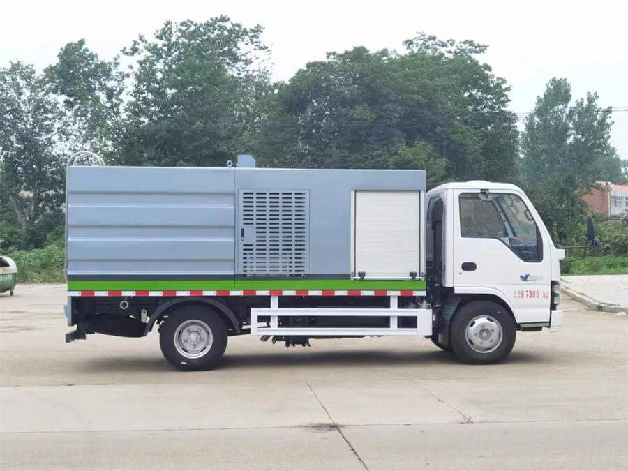 Isuzu guardrail fence washing and cleaning truck
