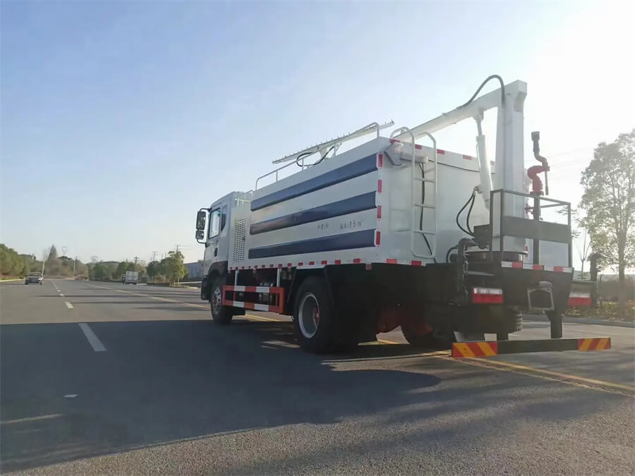 10 Tons Photovoltaic solar thermal mirror cleaning truck