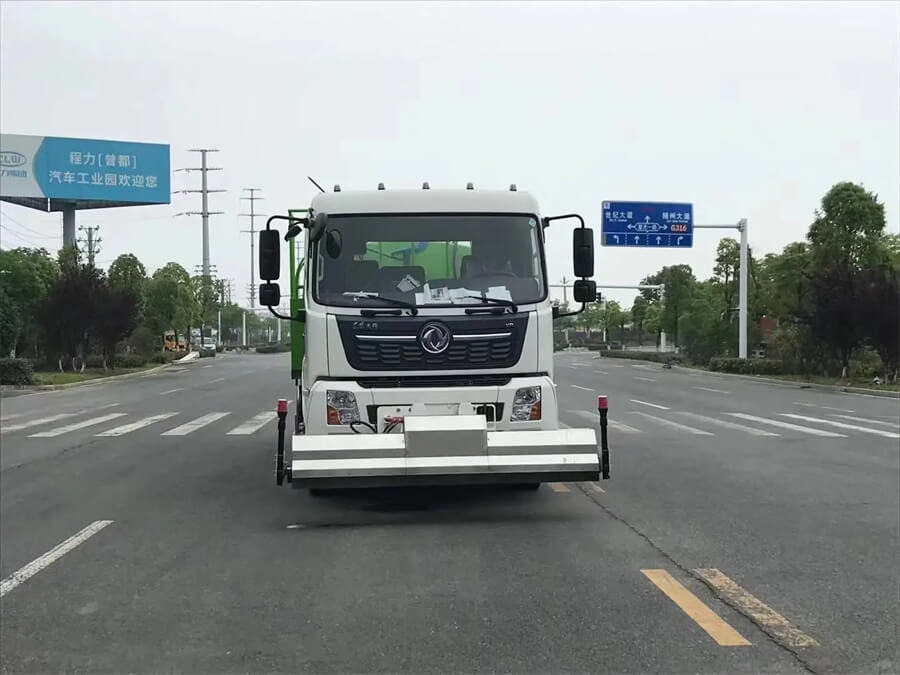 Dongfeng 8Tons Road Washing And Cleaning Truck