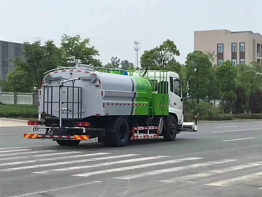 Dongfeng 8Tons Road Washing And Cleaning Truck