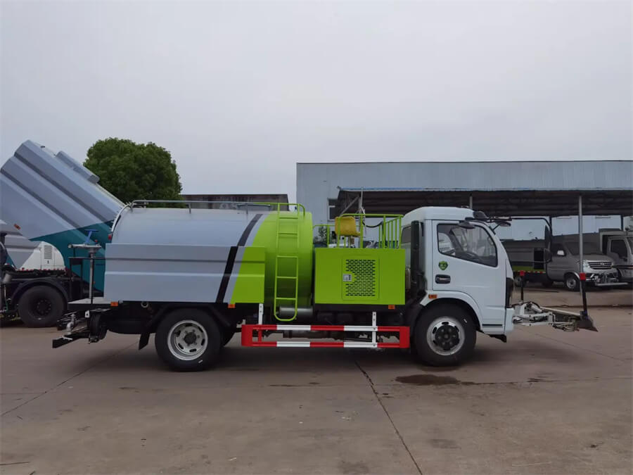 Dongfeng 5 Tons Road Washing And Cleaning Truck