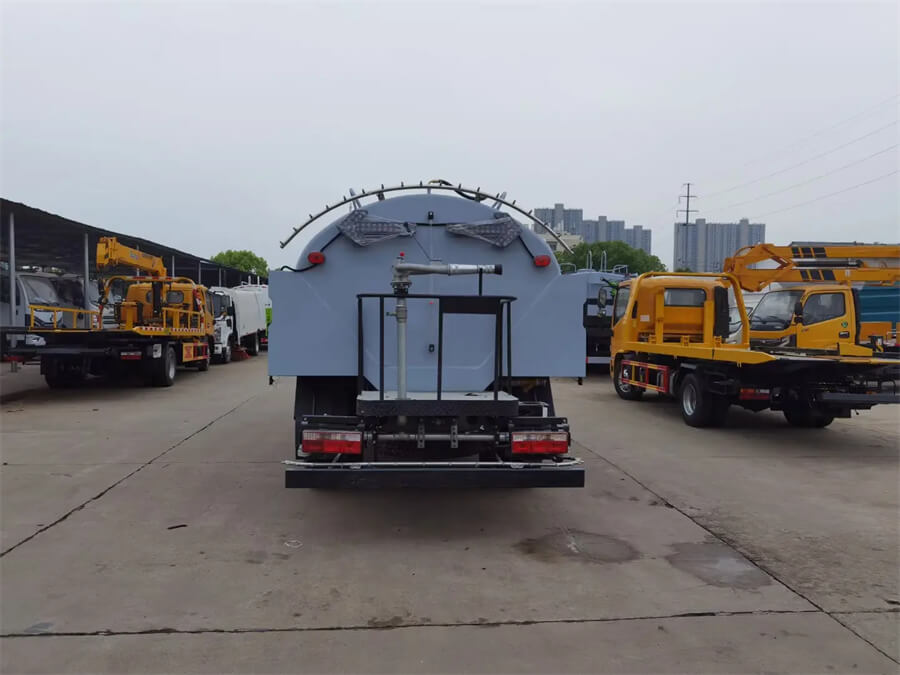 Dongfeng 5 Tons Road Washing And Cleaning Truck