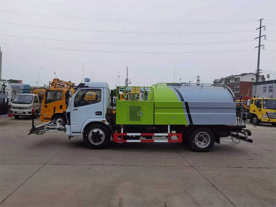 Dongfeng 5 Tons Road Washing And Cleaning Truck