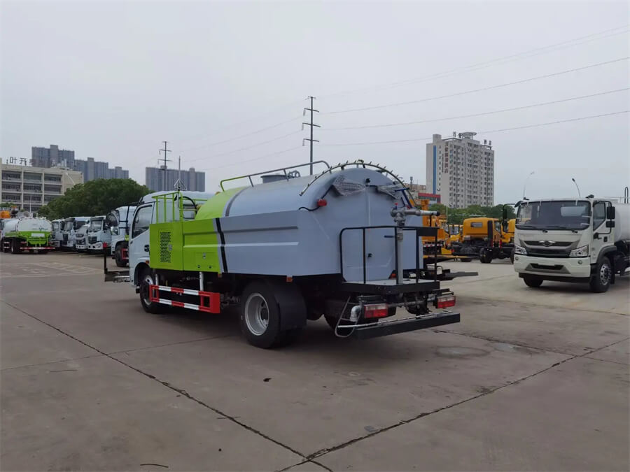 Dongfeng 5 Tons Road Washing And Cleaning Truck