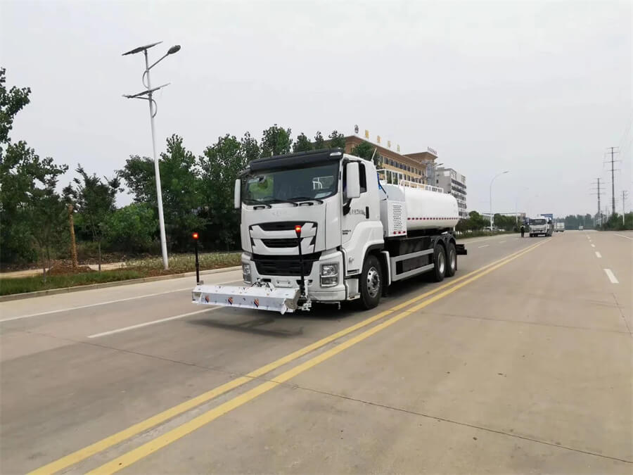 Isuzu GIGA Road Washing And Cleaning Truck