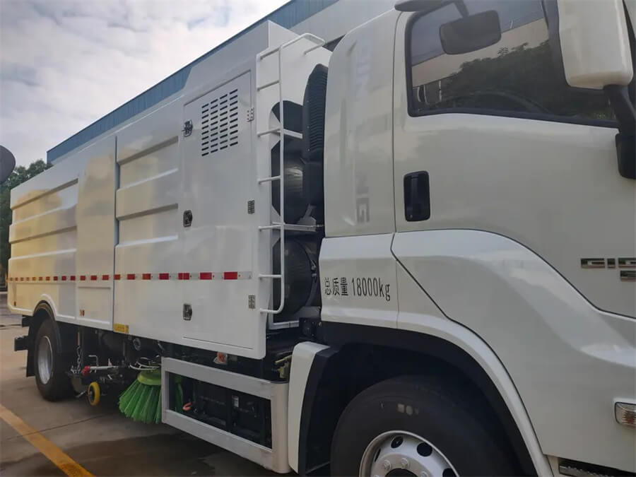 ISUZU 6 Wheelers 4x2 12CBM High Pressure Washing Sweeper Street Road Cleaning Truck