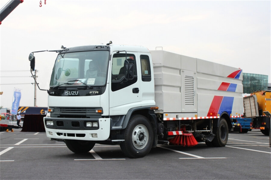 ISUZU FTR 4x2 6 Wheelers 15000 Liters Pressure Washing Sweeper Truck