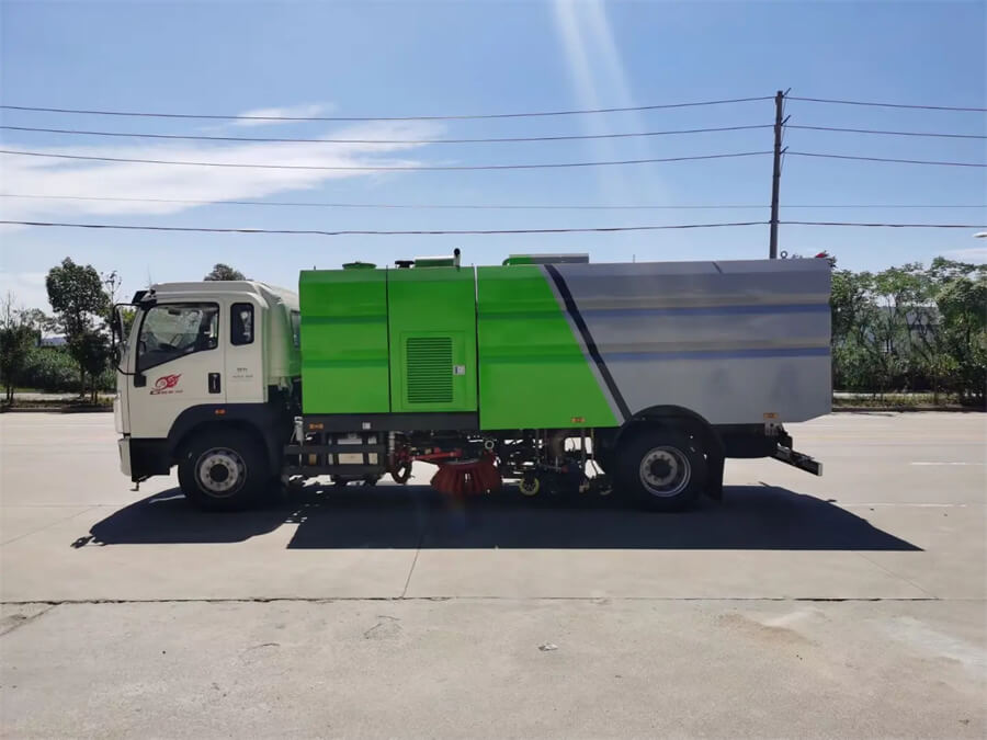 HOWO 6 Wheelers 15 CBM Truck Mounted City Sweeper
