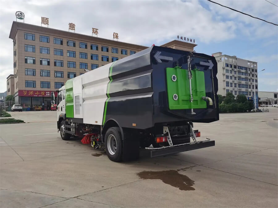 HOWO 6 Wheelers 15 CBM Truck Mounted City Sweeper