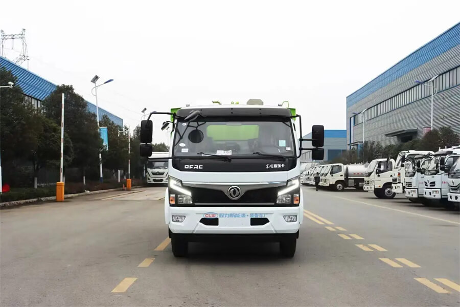 Donfeng 6 CBM 6Ton Vacuum Sweeper Truck