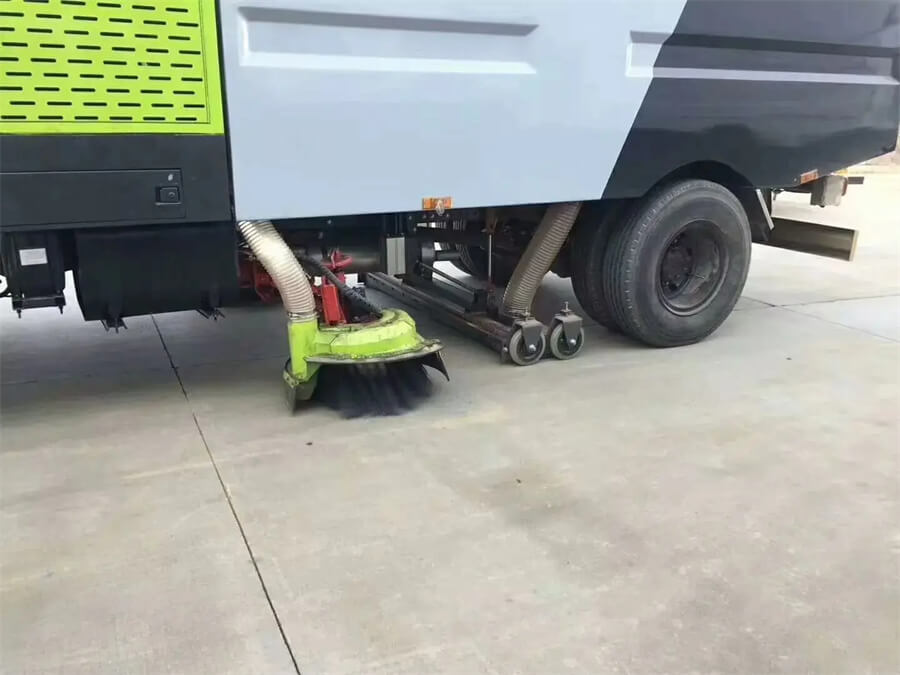 Dongfeng 6Ton 10m3 Cement Vacuum Sweeper Truck