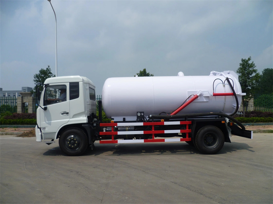 Dongfeng Brand 8500 Liters 4X2 Toilet Fecal Septic Suction Truck