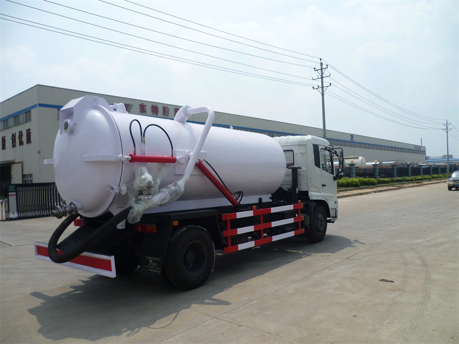 Dongfeng Brand 8500 Liters 4X2 Toilet Fecal Septic Suction Truck