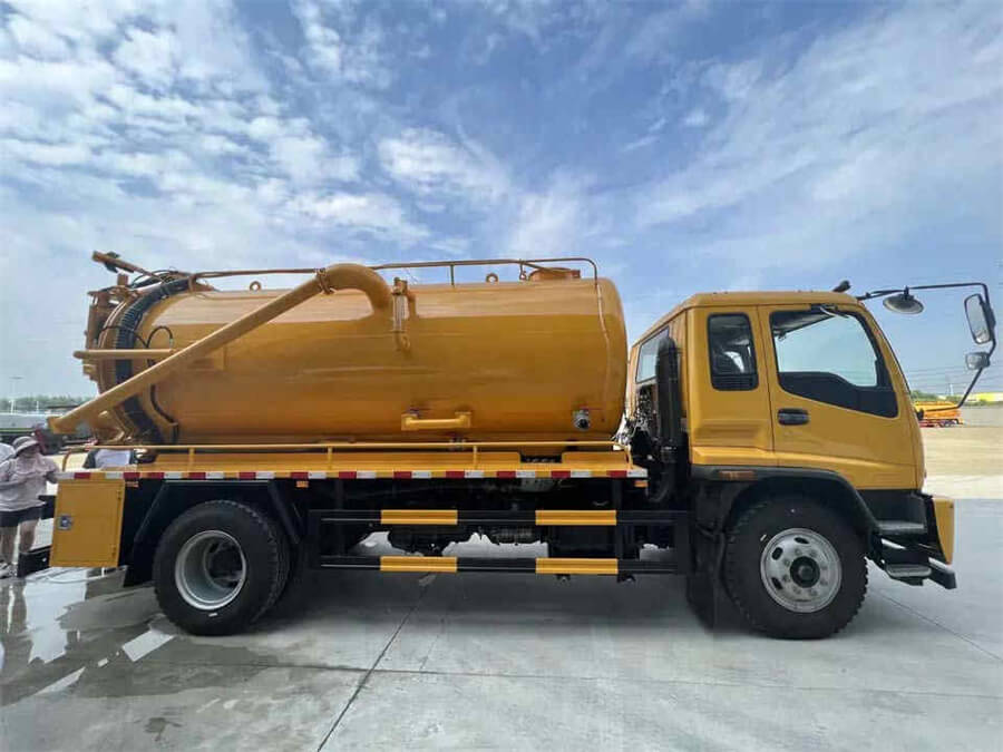 Isuzu FTR 4x2 14CBM Vacuum Sewage Suction trucks