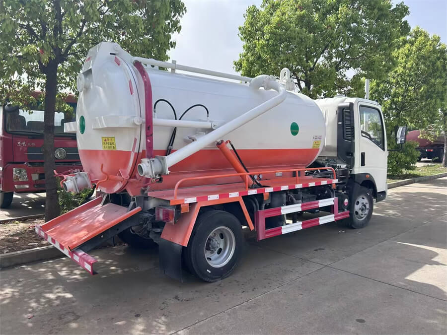 Sinotruk HOWO 5cbm Sewage Waste Vacuum Water Suction Truck