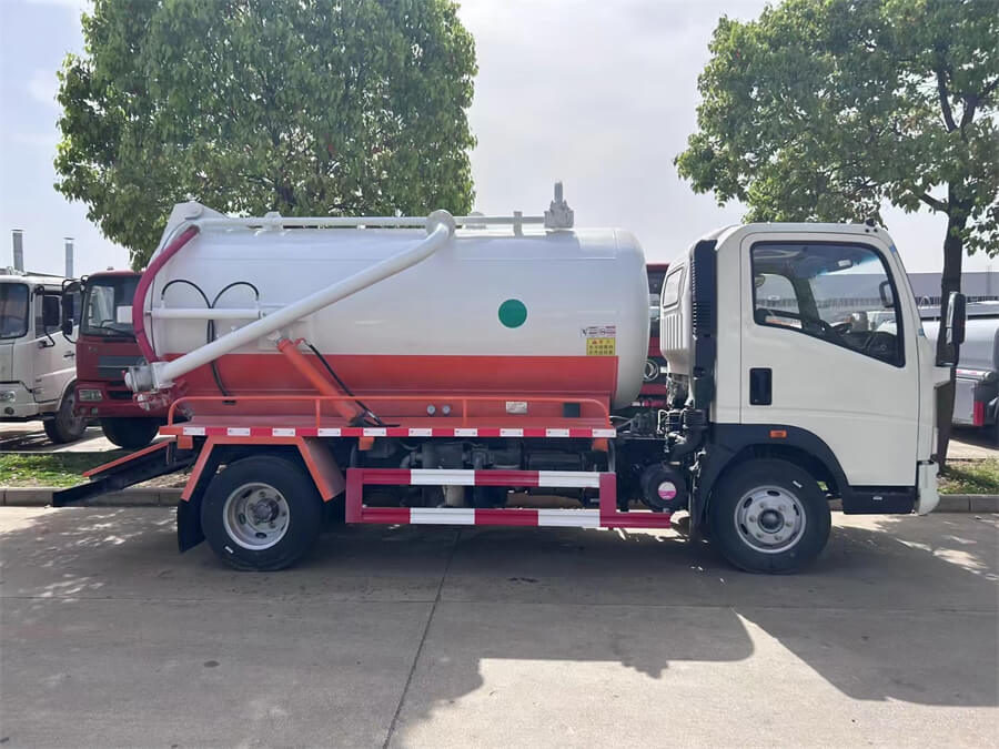 Sinotruk HOWO 5cbm Sewage Waste Vacuum Water Suction Truck