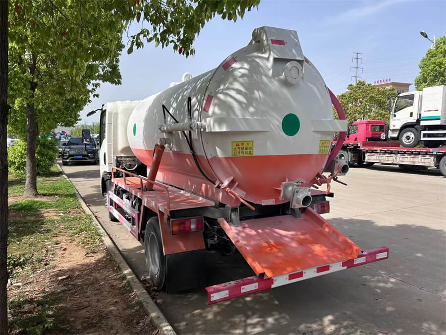 Sinotruk HOWO 5cbm Sewage Waste Vacuum Water Suction Truck