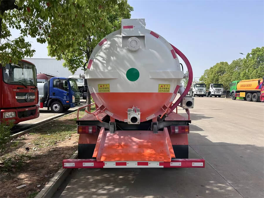 Sinotruk HOWO 5cbm Sewage Waste Vacuum Water Suction Truck