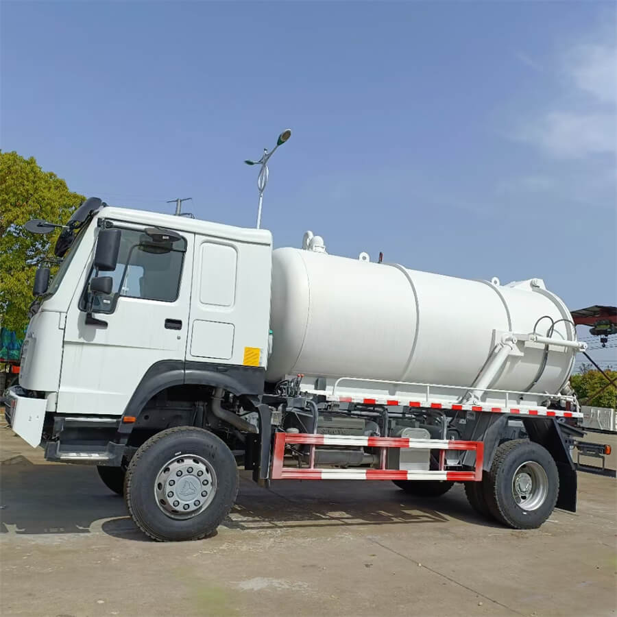 Sinotruk HOWO 4X4 10cbm 4WD Sewage Waste Vacuum Water Suction Truck