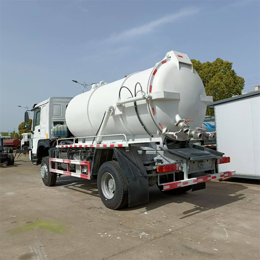 Sinotruk HOWO 4X4 10cbm 4WD Sewage Waste Vacuum Water Suction Truck