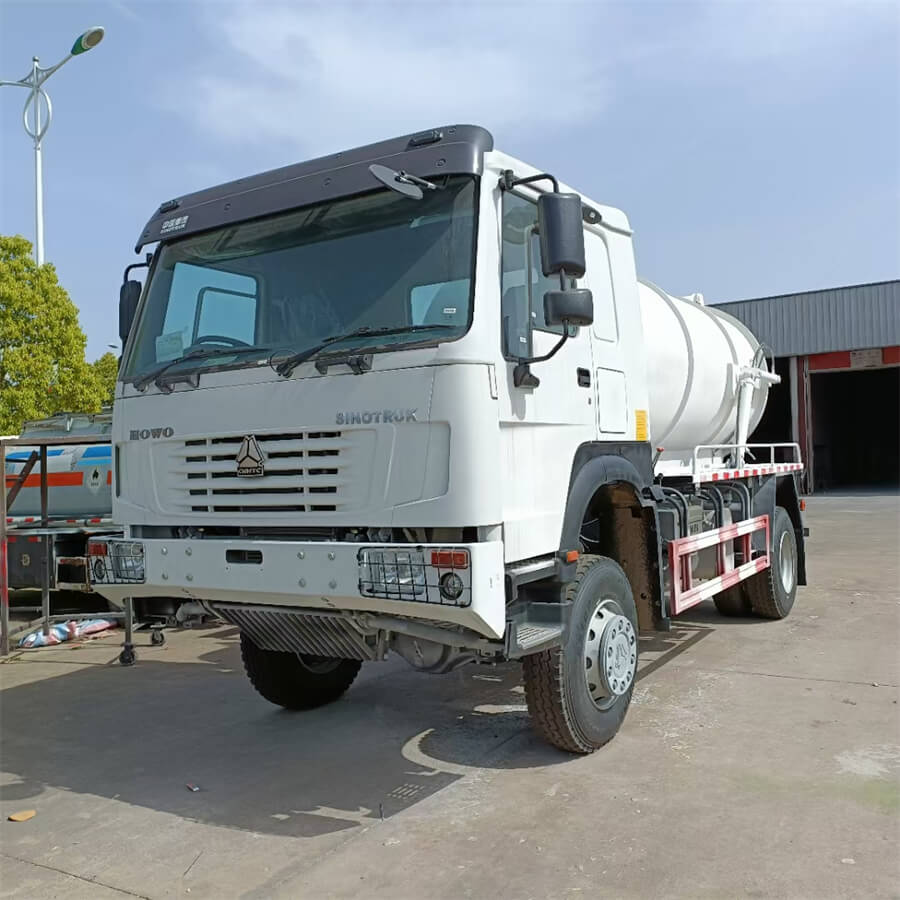 Sinotruk HOWO 4X4 10cbm 4WD Sewage Waste Vacuum Water Suction Truck